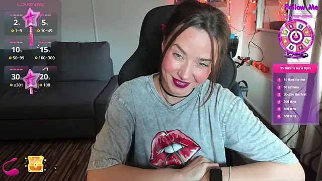 Snapshot of PlayfulGoddess chatting on November 25, 1:11 pm PlayfulGoddess online show from November 25, 1:11 pm