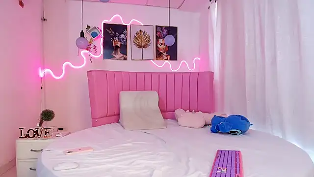 Snapshot of Azul_horney chatting on February 12, 9:01 pm Azul horney online show from February 12, 9:01 pm