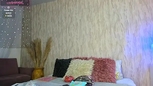 Snapshot of emily_parkerr chatting on February 1, 2:13 pm emily parkerr online show from February 1, 2:13 pm