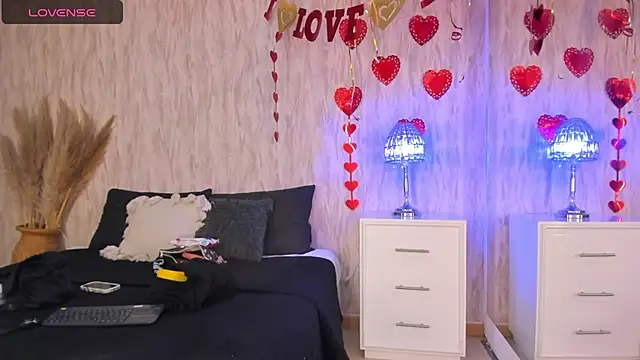 Snapshot of emily_parkerr chatting on February 25, 12:45 pm emily parkerr online show from February 25, 12:45 pm