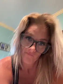 Snapshot of vixendoll87 chatting on October 11, 3:50 am vixendoll87 online show from October 11, 3:50 am