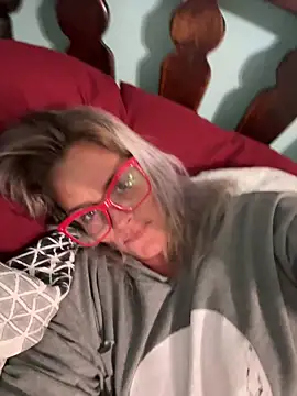 Snapshot of vixendoll87 chatting on November 1, 7:27 pm vixendoll87 online show from November 1, 7:27 pm