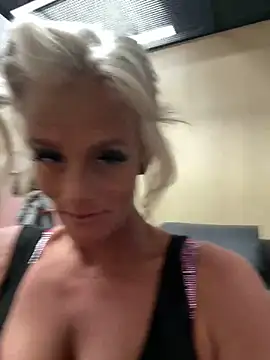 Snapshot of vixendoll87 chatting on December 3, 11:14 pm vixendoll87 online show from December 3, 11:14 pm