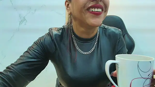 Anabella Thompson online show from May 6, 11:37 am