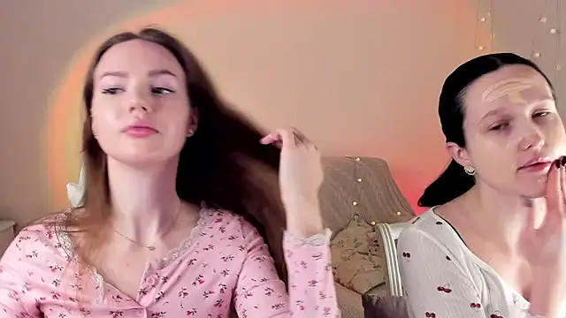 Snapshot of MishkaMe chatting on November 27, 7:43 am MishkaMe online show from November 27, 7:43 am