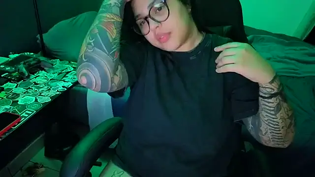 Snapshot of miacanela_xo chatting on July 2, 2:11 am miacanela xo online show from July 2, 2:11 am