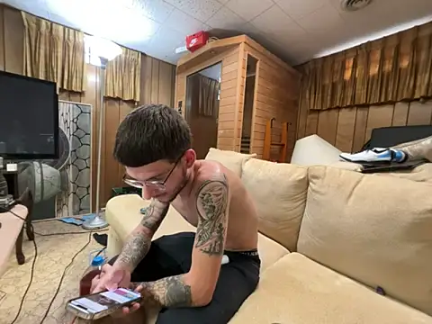 Snapshot of hungkubenski chatting on October 31, 12:17 pm hungkubenski online show from October 31, 12:17 pm