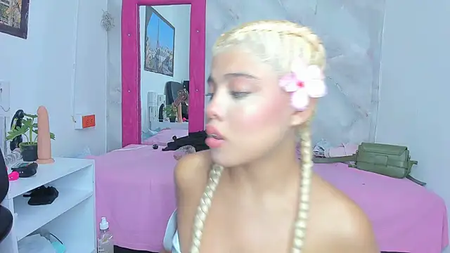 Snapshot of sofiacastillo01 chatting on June 21, 1:35 pm sofiacastillo01 online show from June 21, 1:35 pm
