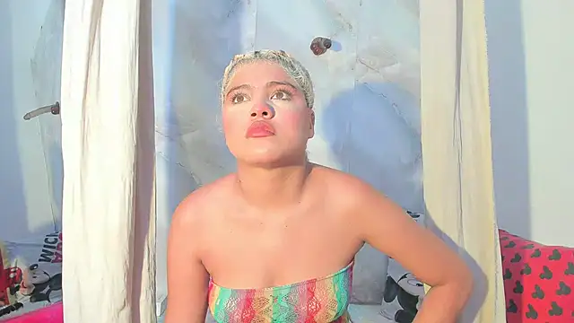 Snapshot of sofiacastillo01 chatting on June 29, 1:33 pm sofiacastillo01 online show from June 29, 1:33 pm