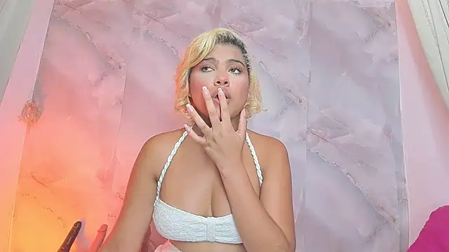 Snapshot of sofiacastillo01 chatting on August 1, 2:38 pm sofiacastillo01 online show from August 1, 2:38 pm