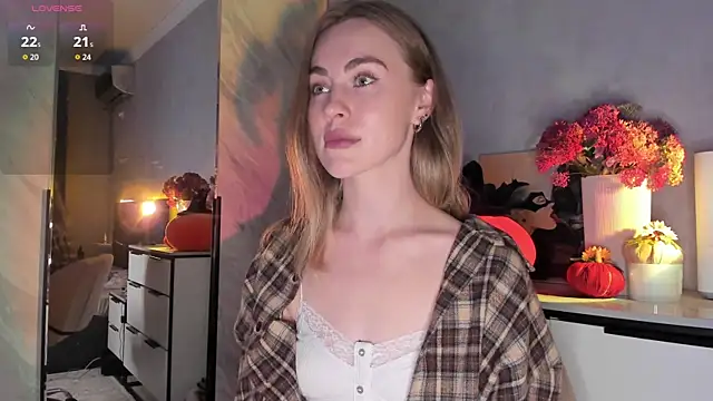 Snapshot of LoveGameSexx chatting on October 15, 5:57 pm LoveGameSexx online show from October 15, 5:57 pm