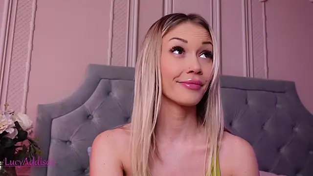 Snapshot of LucyAddison chatting on November 9, 4:33 am LucyAddison online show from November 9, 4:33 am