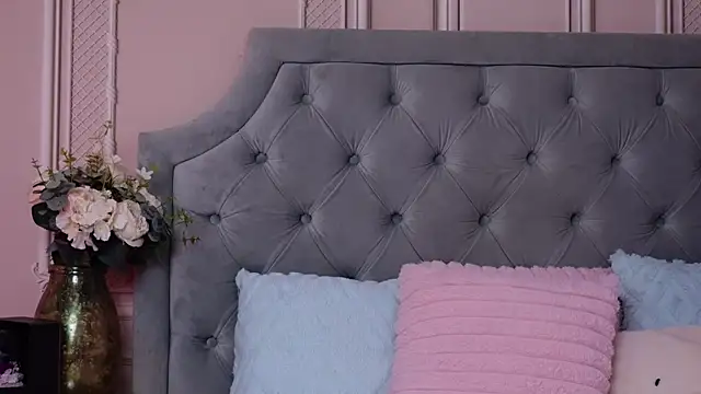 Snapshot of LucyAddison chatting on June 17, 3:31 am LucyAddison online show from June 17, 3:31 am