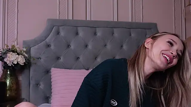 Snapshot of LucyAddison chatting on June 19, 4:11 pm LucyAddison online show from June 19, 4:11 pm