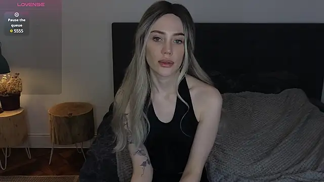 Snapshot of Sara_Tranquil chatting on December 6, 10:19 pm Sara Tranquil online show from December 6, 10:19 pm