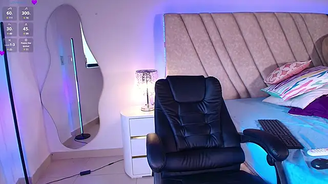 Snapshot of LeahPrada_ chatting on December 28, 9:19 pm LeahPrada online show from December 28, 9:19 pm