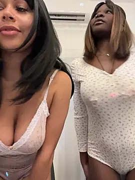 Snapshot of HaileyDiana chatting on May 15, 12:45 pm HaileyDiana online show from May 15, 12:45 pm