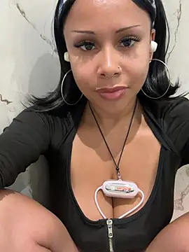 Snapshot of HaileyDiana chatting on May 19, 11:49 am HaileyDiana online show from May 19, 11:49 am