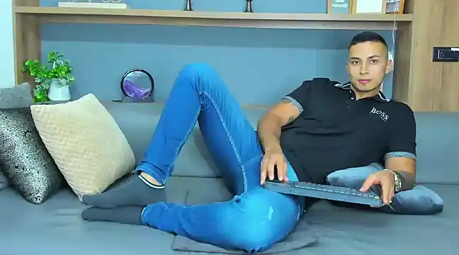 Snapshot of Juan_muscle chatting on February 13, 2:01 am Juan muscle online show from February 13, 2:01 am