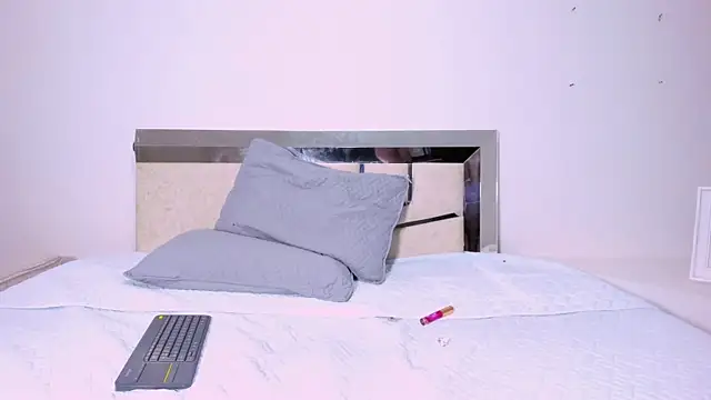 LaurenSnow online show from March 1, 7:26 pm