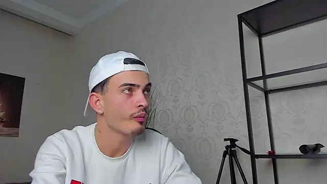 Snapshot of BrandonTate chatting on December 18, 3:22 pm BrandonTate online show from December 18, 3:22 pm