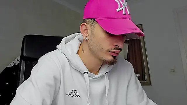 Snapshot of BrandonTate chatting on February 12, 12:33 pm BrandonTate online show from February 12, 12:33 pm