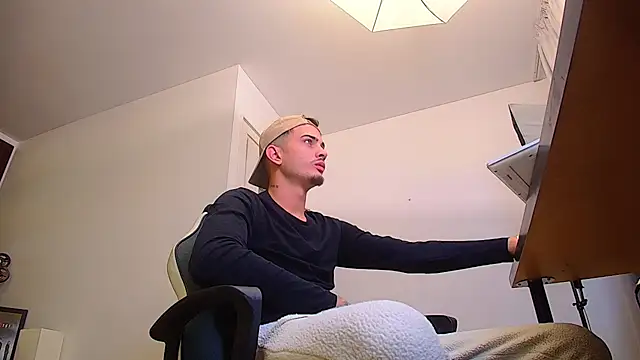 Snapshot of BrandonTate chatting on October 1, 4:07 am BrandonTate online show from October 1, 4:07 am