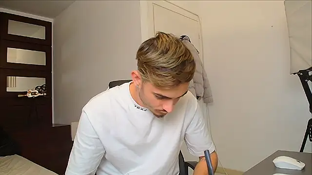 Snapshot of BrandonTate chatting on November 19, 11:43 am BrandonTate online show from November 19, 11:43 am