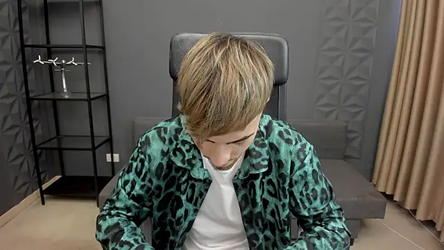 Snapshot of BrandonTate chatting on November 22, 11:20 am BrandonTate online show from November 22, 11:20 am