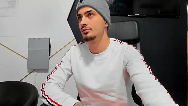 Snapshot of BrandonTate chatting on December 17, 5:08 pm BrandonTate online show from December 17, 5:08 pm