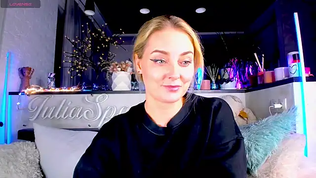  JuliaSpace  online show from December 18, 10:13 pm