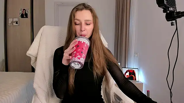 Snapshot of CharlotteWells chatting on November 16, 10:54 am CharlotteWells online show from November 16, 10:54 am