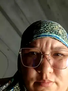 Snapshot of adhara-daaal chatting on February 1, 3:19 am adhara-daaal online show from February 1, 3:19 am