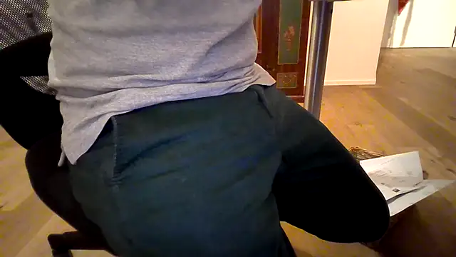 Snapshot of 10_1992 chatting on February 20, 7:41 pm 10 1992 online show from February 20, 7:41 pm