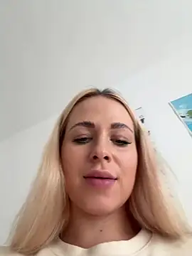 Snapshot of streetdoll chatting on February 9, 3:34 pm streetdoll online show from February 9, 3:34 pm
