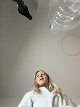 streetdoll online show from February 8, 7:12 am