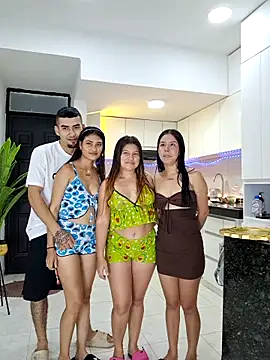 Snapshot of royalgirls_x chatting on May 7, 1:11 am royalgirls x online show from May 7, 1:11 am