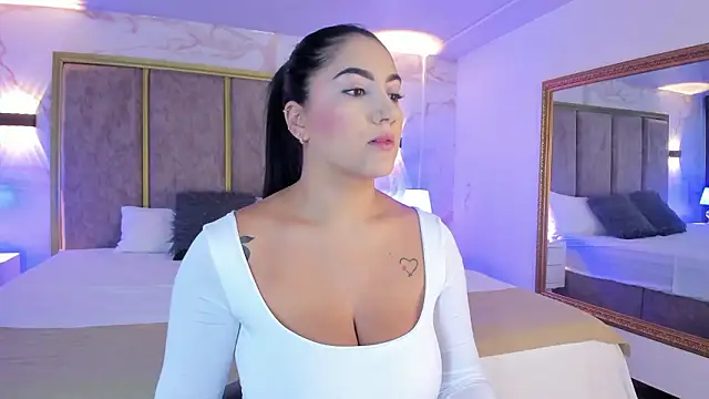 PaulinaDuarte online show from March 8, 12:31 pm