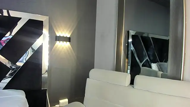 Snapshot of PaulinaDuarte chatting on July 7, 11:47 am PaulinaDuarte online show from July 7, 11:47 am
