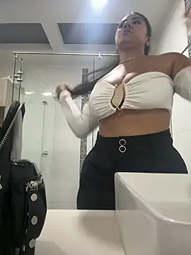 Snapshot of PaulinaDuarte chatting on July 10, 10:29 am PaulinaDuarte online show from July 10, 10:29 am