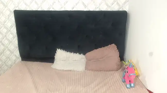 Snapshot of Emma-Wilson chatting on February 21, 10:59 pm Emma-Wilson online show from February 21, 10:59 pm