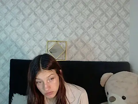 Snapshot of Emma-Wilson chatting on December 5, 6:11 am Emma-Wilson online show from December 5, 6:11 am