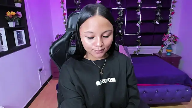 Snapshot of sweelanna__ chatting on December 20, 9:43 am sweelanna online show from December 20, 9:43 am