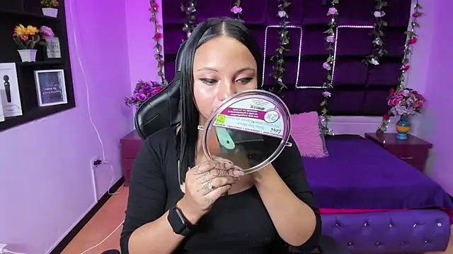 Snapshot of sweelanna__ chatting on December 21, 2:41 am sweelanna online show from December 21, 2:41 am