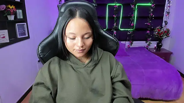 Snapshot of sweelanna__ chatting on February 16, 8:54 am sweelanna online show from February 16, 8:54 am