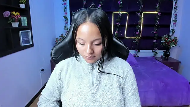 Snapshot of sweelanna__ chatting on February 19, 9:50 am sweelanna online show from February 19, 9:50 am