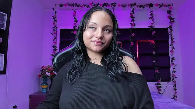 Snapshot of sweelanna__ chatting on November 6, 2:01 am sweelanna online show from November 6, 2:01 am