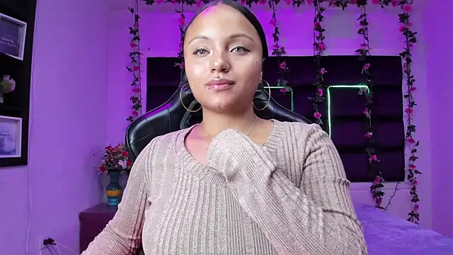 Snapshot of sweelanna__ chatting on November 7, 2:00 am sweelanna online show from November 7, 2:00 am