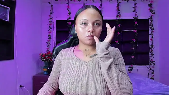 Snapshot of sweelanna__ chatting on December 17, 1:55 am sweelanna online show from December 17, 1:55 am