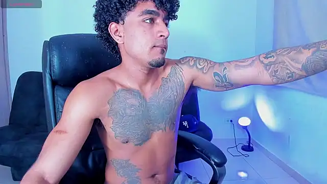 Snapshot of dominic_brandd23 chatting on June 13, 3:48 am dominic brandd23 online show from June 13, 3:48 am